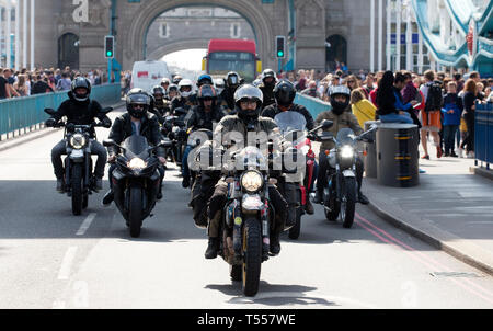 Embargo auf 0001 Montag, 22. April Henry Crew (Mitte) und Unterstützer kommen auf die Tower Bridge in London, er bricht Guinness World Record die jüngste Person zu werden, die Welt auf einem Motorrad zu umrunden. Henry, von Petersfield in Surrey, begann seine Reise im April 2018 und hat sich durch 35 Länder und über 35.000 Meilen, Geld für den Movember Stiftung gereist. Stockfoto