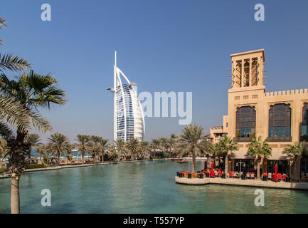 UAE, Dubai, Burj Khalifa von Madinat Jumeirah Gardens Stockfoto