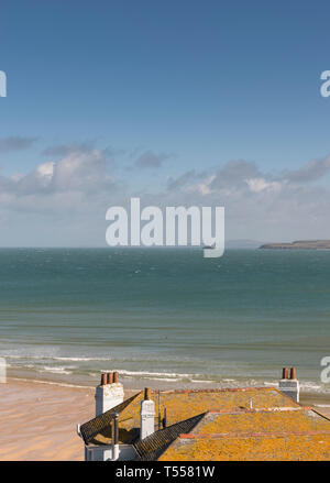 Blick auf das Meer über ein kornisches Dachterrasse, St Ives, Cornwall, Großbritannien Stockfoto
