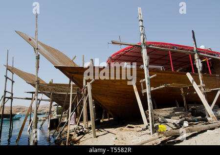 Omanischen Dhow - Gebäude mit traditionellen Methoden und Materialien, hauptsächlich aus Teak und Zedernholz mit Handwerkzeugen, Sur, Oman gemacht Stockfoto