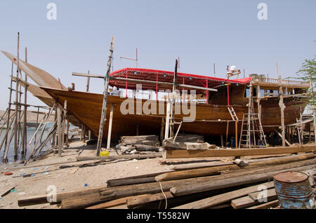 Omanischen Dhow - Gebäude mit traditionellen Methoden und Materialien, hauptsächlich aus Teak und Zedernholz mit Handwerkzeugen, Sur, Oman gemacht Stockfoto