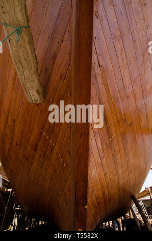 Omanischen Dhow - Gebäude mit traditionellen Methoden und Materialien, hauptsächlich aus Teak und Zedernholz mit Handwerkzeugen, Sur, Oman gemacht Stockfoto