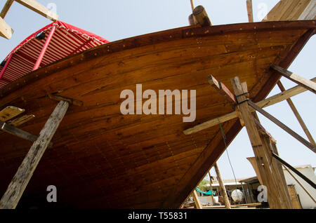 Omanischen Dhow - Gebäude mit traditionellen Methoden und Materialien, hauptsächlich aus Teak und Zedernholz mit Handwerkzeugen, Sur, Oman gemacht Stockfoto