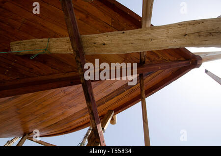 Omanischen Dhow - Gebäude mit traditionellen Methoden und Materialien, hauptsächlich aus Teak und Zedernholz mit Handwerkzeugen, Sur, Oman gemacht Stockfoto