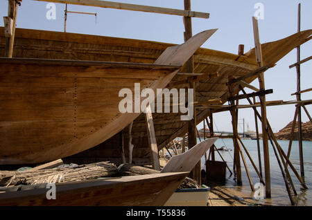 Omanischen Dhow - Gebäude mit traditionellen Methoden und Materialien, hauptsächlich aus Teak und Zedernholz mit Handwerkzeugen, Sur, Oman gemacht Stockfoto