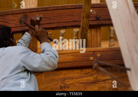 Omanischen Dhow - Gebäude mit traditionellen Methoden und Materialien, hauptsächlich aus Teak und Zedernholz mit Handwerkzeugen, Sur, Oman gemacht Stockfoto