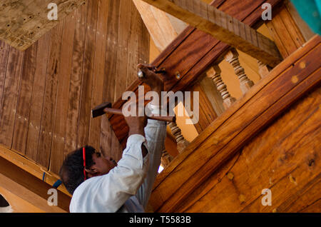 Omanischen Dhow - Gebäude mit traditionellen Methoden und Materialien, hauptsächlich aus Teak und Zedernholz mit Handwerkzeugen, Sur, Oman gemacht Stockfoto