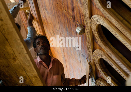 Omanischen Dhow - Gebäude mit traditionellen Methoden und Materialien, hauptsächlich aus Teak und Zedernholz mit Handwerkzeugen, Sur, Oman gemacht Stockfoto