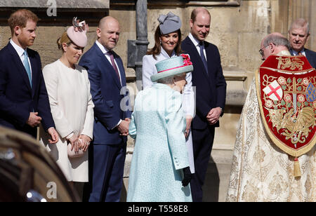 (Von links nach rechts) Der Herzog von Sussex, Zara Tindall, Mike Tindall, die Herzogin von Cambridge und der Herzog von Cambridge grüße Queen Elizabeth II, wie sie für die Ostern Mattins Service im St George's Kapelle, Schloss Windsor, Windsor ankommt. Stockfoto