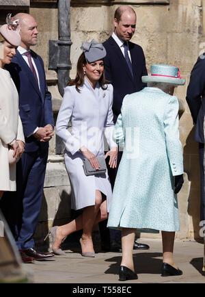 (Von links nach rechts) Zara Tindall, Mike Tindall, die Herzogin von Cambridge und der Herzog von Cambridge grüße Queen Elizabeth II, wie sie für die Ostern Mattins Service im St George's Kapelle, Schloss Windsor, Windsor ankommt. Stockfoto