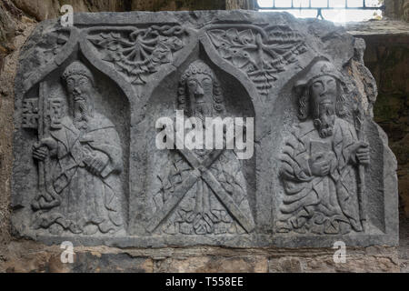 Die Weepers, Figuren auf einem Grab in Jerpoint Abbey, eine zerstörte Zisterzienserabtei, Thomastown, County Kilkenny, Irland. Stockfoto