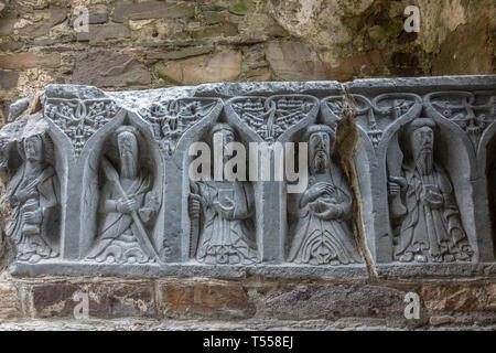 Die Weepers, Figuren auf einem Grab in Jerpoint Abbey, eine zerstörte Zisterzienserabtei, Thomastown, County Kilkenny, Irland. Stockfoto