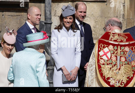 (Von links nach rechts) Zara Tindall, Mike Tindall, die Herzogin von Cambridge und der Herzog von Cambridge grüße Queen Elizabeth II, wie sie für die Ostern Mattins Service im St George's Kapelle, Schloss Windsor, Windsor ankommt. Stockfoto