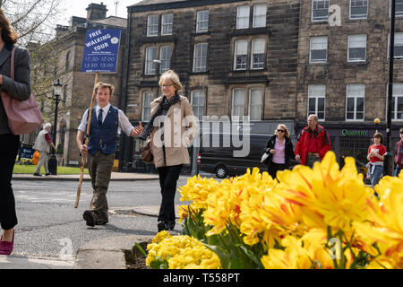 Tour Guide Spaziergang mit Touristen durch das Stadtzentrum, Harrogate, North Yorkshire, England, Großbritannien. Stockfoto