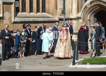 (Von links nach rechts) Der Graf von Wessex, Lady Louise Windsor, James Viscount Severn, der Gräfin von Wessex, Peter Phillips, Herbst Phillips, der Herzog von Sussex, Zara Tindall, Mike Tindall, die Herzogin von Cambridge, der Herzog von Cambridge, der Herzog von York, die Princess Royal und Vice Admiral Sir Timothy Lawrence grüße Queen Elizabeth II. Als sie ankommt, für die Ostern Mattins Service im St George's Kapelle, Schloss Windsor, Windsor. Stockfoto