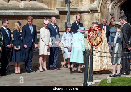 (Von links nach rechts) Peter Phillips, Herbst Phillips, der Herzog von Sussex, Zara Tindall, Mike Tindall, die Herzogin von Cambridge, der Herzog von Cambridge, der Herzog von York, die Princess Royal und Vice Admiral Sir Timothy Lawrence grüße Queen Elizabeth II, wie sie für die Ostern Mattins Service im St George's Kapelle, Schloss Windsor, Windsor ankommt. Stockfoto