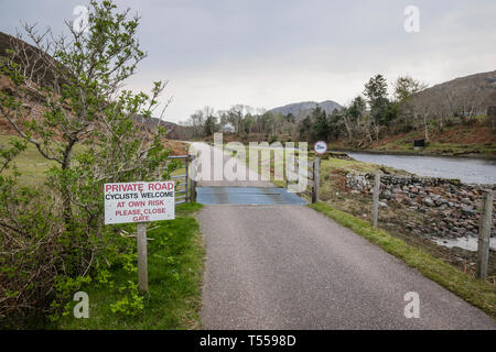 Radfahrer Willkommen auf Letterewe Immobilien, Schottland. Stockfoto