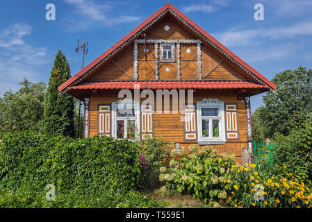 Traditionelles Haus im Dorf Soce, um das Land der offenen Rollläden Trail, bekannt für traditionelle Architektur in der Woiwodschaft Podlachien, Polen genannt Stockfoto