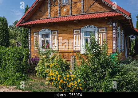 Traditionelles Haus im Dorf Soce, um das Land der offenen Rollläden Trail, bekannt für traditionelle Architektur in der Woiwodschaft Podlachien, Polen genannt Stockfoto