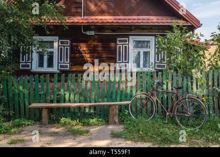 Haus in Soce Dorf auf und das Land der offenen Rollläden Trail, bekannt für traditionelle Architektur in der Woiwodschaft Podlachien, Polen genannt Stockfoto