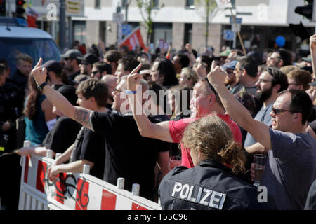 Ingelheim am Rhein, Deutschland. 20 Apr, 2019. Counterprotesters zeigen die mittleren Finger der rechten Demonstranten. Rund 2.000 Demonstranten protestierten in Ingelheim gegen den Marsch organisiert von der rechten Partei 'Die Rechte' (rechts). Die Lautsprecher auf den Kundgebungen Beschwerde gegen die Politik der deutschen Regierung und der Förderung der Stimme für rechte Sterben" in der bevorstehenden Europawahl. Der März war jedoch auf dem Geburtstag von Adolf Hitler organisiert. Quelle: Michael Debets/Pacific Press/Alamy leben Nachrichten Stockfoto