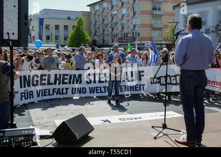 Ingelheim am Rhein, Deutschland. 20 Apr, 2019. Hunderte von Demonstranten hören Sie sich die Reden bei der Eröffnung Kundgebung an der Protestaktion. Rund 2.000 Demonstranten protestierten in Ingelheim gegen den Marsch organisiert von der rechten Partei 'Die Rechte' (rechts). Die Lautsprecher auf den Kundgebungen Beschwerde gegen die Politik der deutschen Regierung und der Förderung der Stimme für rechte Sterben" in der bevorstehenden Europawahl. Der März war jedoch auf dem Geburtstag von Adolf Hitler organisiert. Quelle: Michael Debets/Pacific Press/Alamy leben Nachrichten Stockfoto