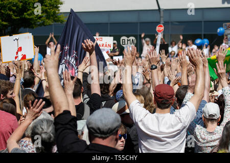 Ingelheim am Rhein, Deutschland. 20 Apr, 2019. Hunderte von Demonstranten hören Sie sich die Reden bei der Eröffnung Kundgebung an der Protestaktion. Rund 2.000 Demonstranten protestierten in Ingelheim gegen den Marsch organisiert von der rechten Partei 'Die Rechte' (rechts). Die Lautsprecher auf den Kundgebungen Beschwerde gegen die Politik der deutschen Regierung und der Förderung der Stimme für rechte Sterben" in der bevorstehenden Europawahl. Der März war jedoch auf dem Geburtstag von Adolf Hitler organisiert. Quelle: Michael Debets/Pacific Press/Alamy leben Nachrichten Stockfoto