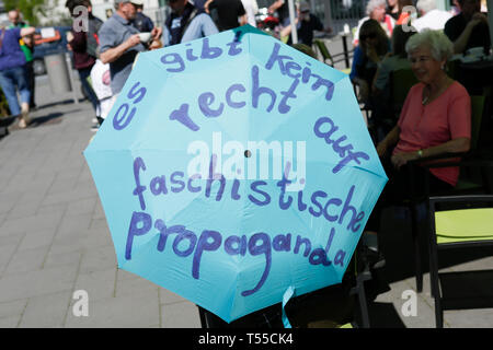 Ingelheim am Rhein, Deutschland. 20 Apr, 2019. Eine Demonstrantin hält ein Regenschirm, der "Es gibt kein Recht auf faschistische Propaganda. Rund 2.000 Demonstranten protestierten in Ingelheim gegen den Marsch organisiert von der rechten Partei 'Die Rechte' (rechts). Die Lautsprecher auf den Kundgebungen Beschwerde gegen die Politik der deutschen Regierung und der Förderung der Stimme für rechte Sterben" in der bevorstehenden Europawahl. Der März war jedoch auf dem Geburtstag von Adolf Hitler organisiert. Quelle: Michael Debets/Pacific Press/Alamy leben Nachrichten Stockfoto