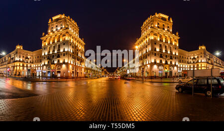 Tor von Minsk in Weißrussland bei Nacht Stockfoto