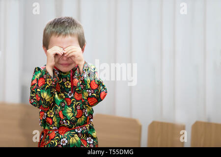 Der kleine Junge weint. Kid bedeckte sein Gesicht mit den Händen Stockfoto