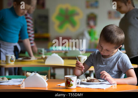 Junge Kind nicht essen will. Schlechte Appetit. Das Essen im Kindergarten Stockfoto