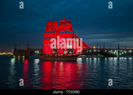 Sankt Petersburg, Russland - Juli 24, 2018: Schiff mit roten Segeln vor dem Hintergrund der Trinity Bridge. Fragment des Urlaub carlet Segel" Stockfoto