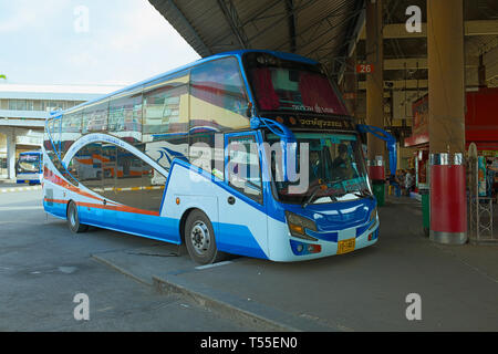 BANGKOK, THAILAND - 14. Dezember 2018: Moderne Pkw Doppeldeckerbus auf der Plattform des Northern Bus Terminal von Bangkok Stockfoto