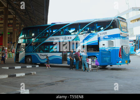 BANGKOK, THAILAND - Dezember 14, 2018: Laden von Gepäck im intercity Doppeldeckerbus. Northern Bus Terminal Stockfoto