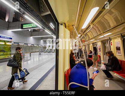BUDAPEST, Ungarn - April 12,2019.: Menschen mit der U-Bahn in Budapest. Budapester Metro serviert 302,4 Millionen Fahrten pro Jahr. Stockfoto