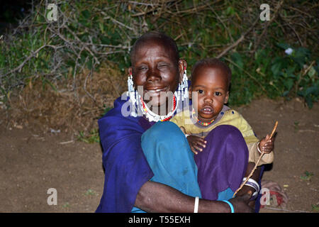 Massai-frau mit Sohn, Ngorongoro Conservation Area, Tansania © Antonio Ciufo Stockfoto