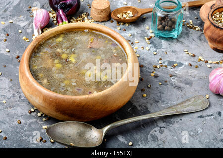 Peruanische Hühnersuppe mit Koriander und Quinoa. Aguadito de Pollo Stockfoto