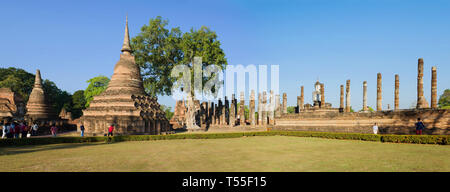 Sonnigen Tag auf den Ruinen der alten buddhistischen Tempel von Wat Mahathat. Historical Park von Sukhothai, Thailand Stockfoto