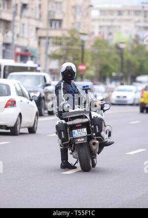 Bukarest, Rumänien - 21. April 2019: Polizisten, ein BMW Motorrad in der Bukarester Stadtverkehr Stockfoto