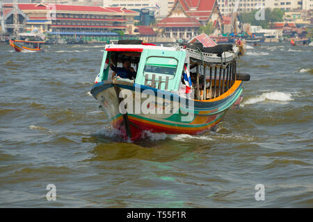 BANGKOK, THAILAND - 27. Dezember 2018: Touristische Bootsfahrt auf dem Chao Phraya River, in der Nähe Stockfoto