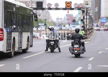 Bukarest, Rumänien - 21. April 2019: Polizisten, ein BMW Motorrad in der Bukarester Stadtverkehr Stockfoto