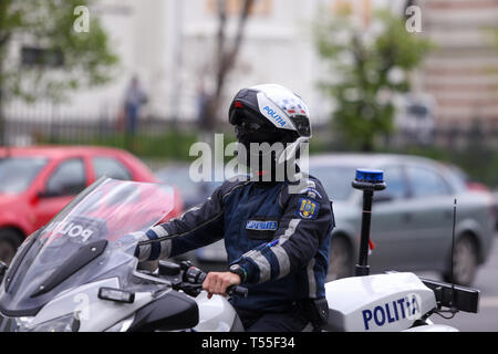 Bukarest, Rumänien - 21. April 2019: Polizisten, ein BMW Motorrad in der Bukarester Stadtverkehr Stockfoto
