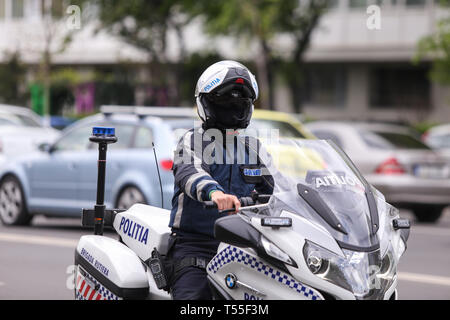 Bukarest, Rumänien - 21. April 2019: Polizisten, ein BMW Motorrad in der Bukarester Stadtverkehr Stockfoto
