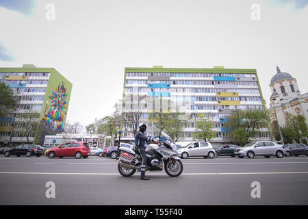Bukarest, Rumänien - 21. April 2019: Polizisten, ein BMW Motorrad in der Bukarester Stadtverkehr Stockfoto