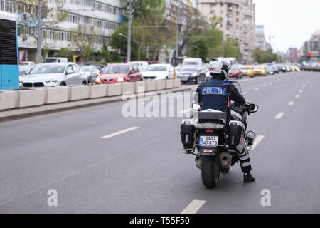 Bukarest, Rumänien - 21. April 2019: Polizisten, ein BMW Motorrad in der Bukarester Stadtverkehr Stockfoto