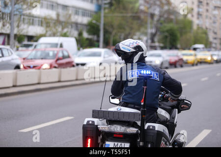Bukarest, Rumänien - 21. April 2019: Polizisten, ein BMW Motorrad in der Bukarester Stadtverkehr Stockfoto