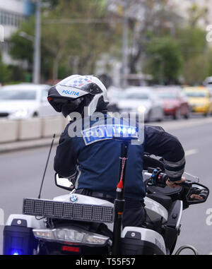 Bukarest, Rumänien - 21. April 2019: Polizisten, ein BMW Motorrad in der Bukarester Stadtverkehr Stockfoto