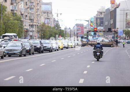Bukarest, Rumänien - 21. April 2019: Polizisten, ein BMW Motorrad in der Bukarester Stadtverkehr Stockfoto