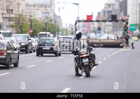 Bukarest, Rumänien - 21. April 2019: Polizisten, ein BMW Motorrad in der Bukarester Stadtverkehr Stockfoto