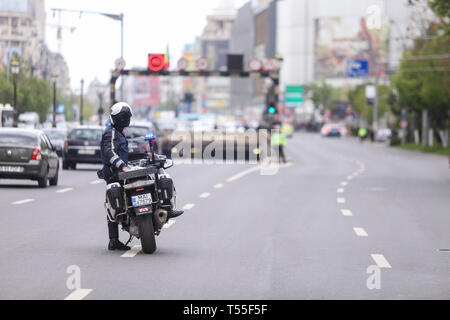 Bukarest, Rumänien - 21. April 2019: Polizisten, ein BMW Motorrad in der Bukarester Stadtverkehr Stockfoto